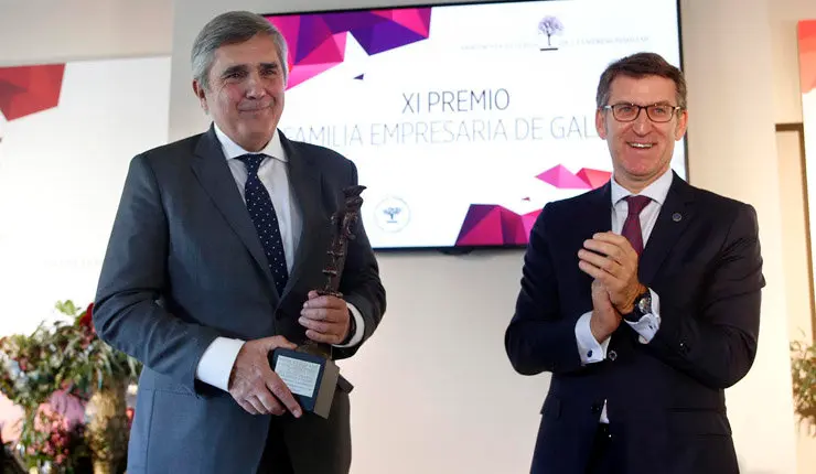 recibi&oacute; de manos del presidente de la Xunta el galard&oacute;n./X.CRESPO.