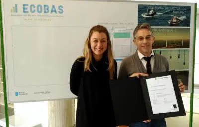 Carolina Mazzoleni, del grupo editorial Emerald, entreg&oacute; el premio a Miguel Gonz&aacute;lez Loureiro.