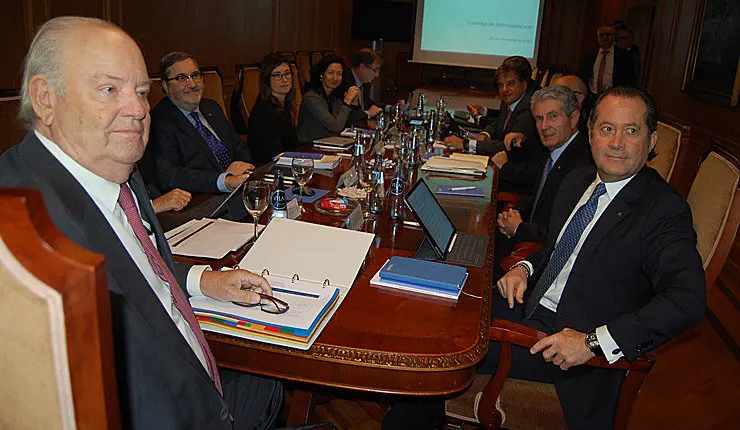 Consejo de Administraci&oacute;n de Abanca, reunido en Ourense. En primer t&eacute;rmino el presidente, Javier Etcheverr&iacute;a, o vicepresidente, Juan Carlos Escotet Rodr&iacute;guez./P.L.
