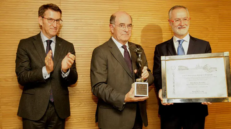 Jos&eacute; Sierra (centro) recibi&oacute; el Premio a la Excelencia Empresarial del Club Financiero de Santiago./C.PAZ.