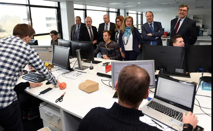 Miembros del Patronato de la Fundaci&oacute;n CINAE conocen al equipo de investigadores de las instalaciones de Porto de Molle./