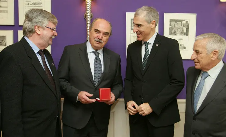 Jos&eacute; Mar&iacute;a Arrojo recibiendo la Medalla de Honor de la Uni&oacute;n de Profesionales de Galicia.