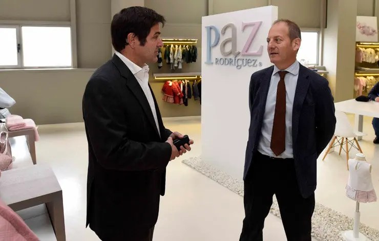 Cividanes (derecha) en las instalaciones viguesas de la empresa PAZ Rodr&iacute;guez.