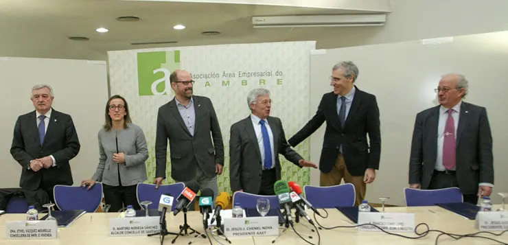 Via&ntilde;o, V&aacute;zquez, Noriega, Chenel, Conde y  firmaron el acuerdo por la reindustrializaci&oacute;n de Santiago./C.PAZ.