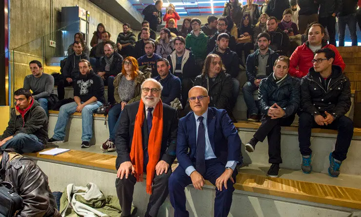 Fernando Bay&oacute;n y Manuel Baltar con los participantes en el primer curso formativo, en La Molinera, Ourense. /A.PAZ.