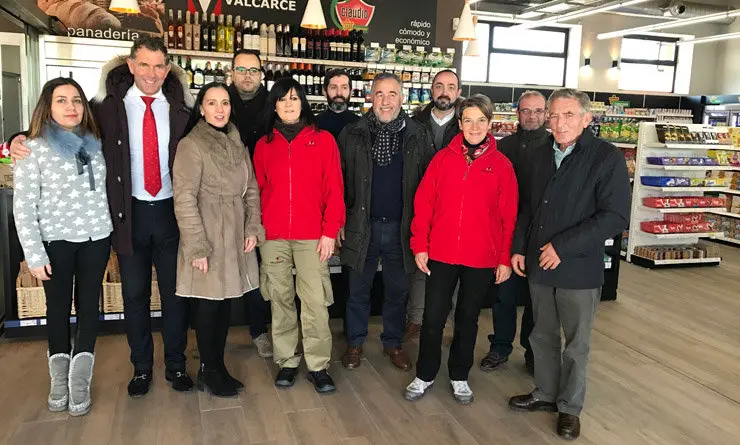 Miguel Freire, director de ventas de L&iacute;nea Mayor de GADISA; el equipo del establecimiento;  Jos&eacute; Fern&aacute;ndez Nieto, propietario del complejo en el que se ubica el punto de venta en Le&oacute;n y socio del Grupo Valcarce, cuyo fundador, Jos&eacute; Valcarce, tambi&eacute;n ha asistido a la inauguraci&oacute;n.