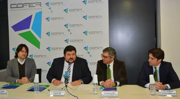 Firma del convenio entre COFER e Iberdrola en la sede de la confederaci&oacute;n de empresarios.