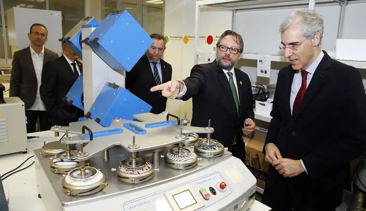 Visita del conselleiro de Econom&iacute;a a AMSlab./P.TEJERO.