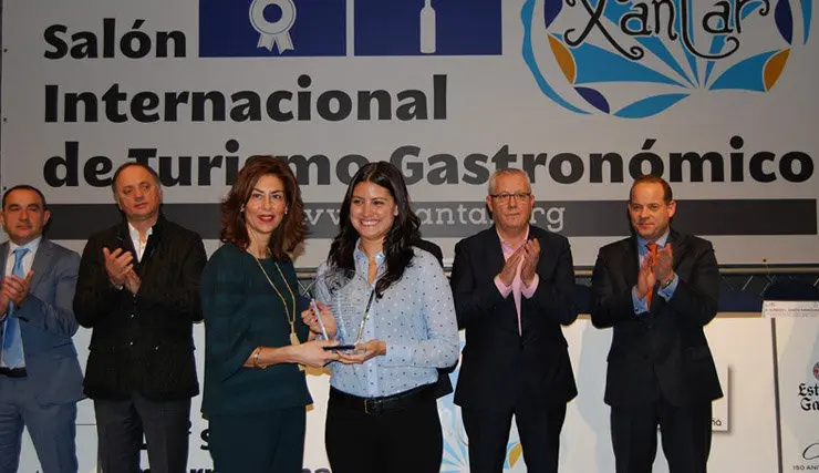 La delegada de la Xunta en Ourense, Marisol D&iacute;az, con la responsable de ferias de la Autoridad Tur&iacute;stica de Panam&aacute;, Nicole Marquiac, en la clausura de Xantar.