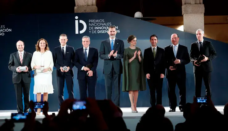 Francisco Conde (der.) junto a los Reyes de Espa&ntilde;a y el resto de premiados./Casa de S.M. el Rey.