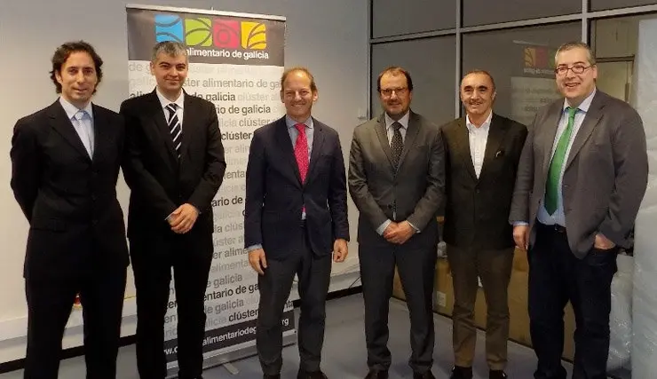 Cividanes con los representantes del Clusaga.