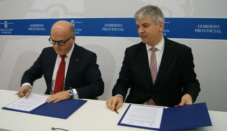 Manuel Baltar y Santiago Lago firmando el convenio de colaboraci&oacute;n./P.L.