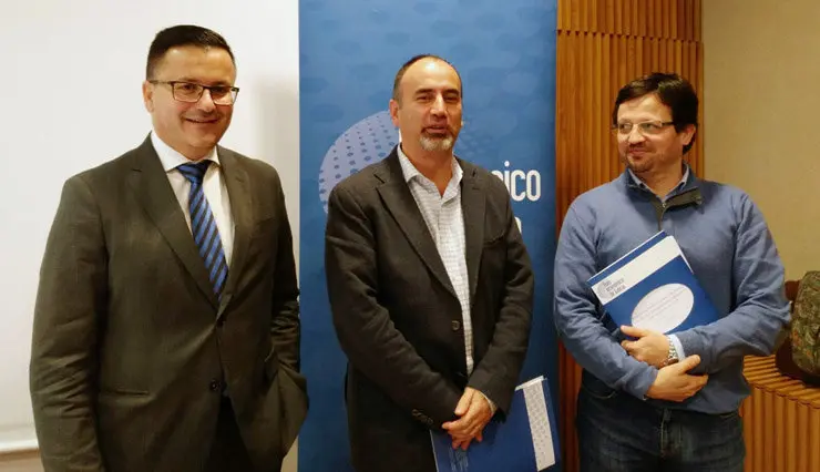 El empresario os&eacute; Gonz&aacute;lez (Casal de Arm&aacute;n), Melchor Fern&aacute;ndez (USC) e David Pe&oacute;n (UDC) en la presentaci&oacute;n del trabajo del Foro, en Santiago.