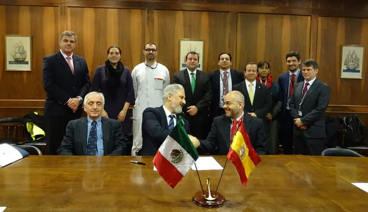 Firma de la entrega del buque hotel a Petr&oacute;leos Mexicanos por parte de Navantia.