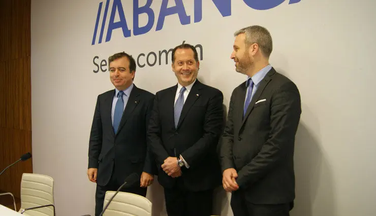 El el consejero delegado de Abanca, Francisco Botas, el vicepresidente, Juan Carlos Escotet, y el director financiero, Alberto de Francisco./P.L.