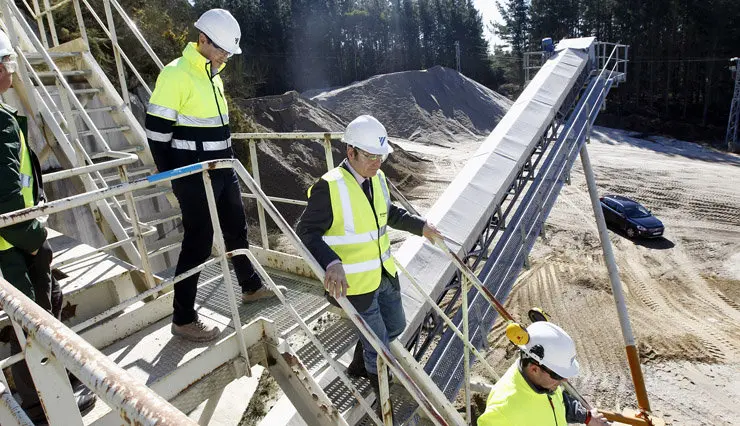 El director xeral de Enerx&iacute;a e Minas en su visita a la explotaci&oacute;n lucense. /X.PONTE.