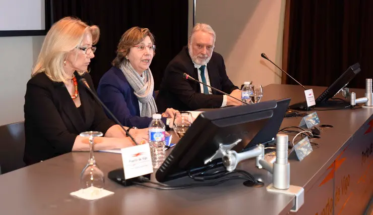 Corina Porro, Rosa Quintana y Enriquez L&oacute;pez Veiga en la clausura de la jornada organizada por el Consello Econ&oacute;mico e Social./P.HERN&Aacute;NDEZ GAMARRRA.