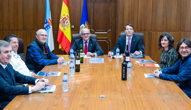 El presidente de la Diputaci&oacute;n de Ourense acompa&ntilde;ado de representantes de los consellos reguladores ourensanos, el gerente del Inorde y el empresario norteamericano Glenn Albright./A.PAZ.