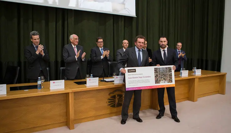 El mejor alumno de la promoci&oacute;n recibe el premio./C.PRIETO.