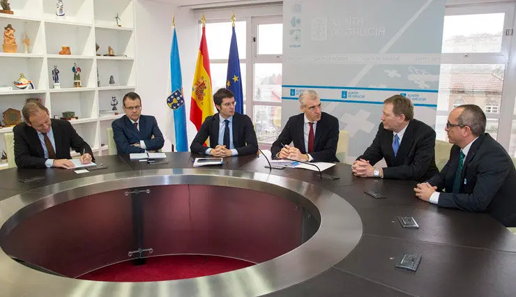Francisco Conde con directivos de Cementos Cosmos./X.CRESPO.