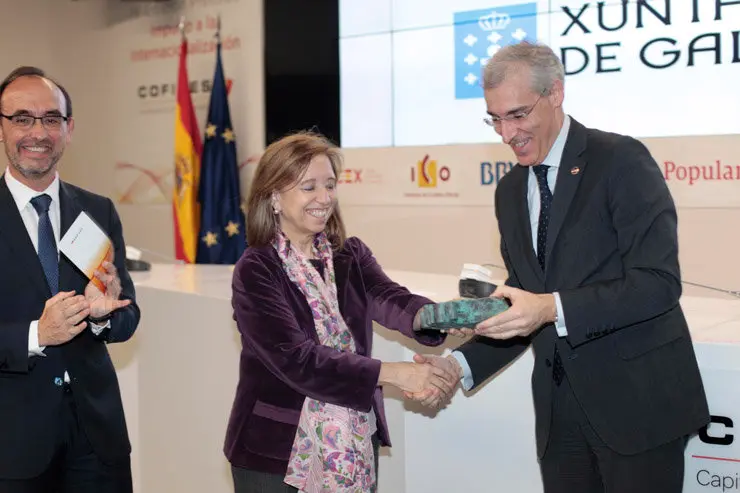 La secretaria de Estado de Comercio entrega el premio de Cofides al conselleiro de Econom&iacute;a de la Xunta./CH.BARROSO.