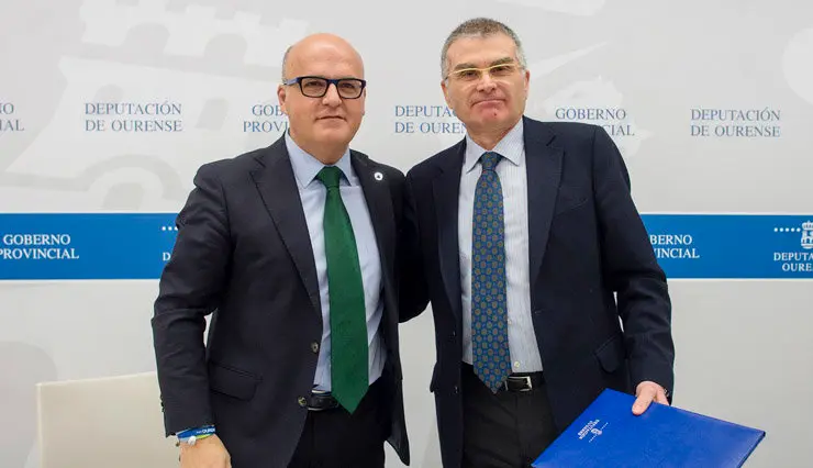 Manuel Baltar e Jos&eacute; Antonio V&aacute;zquez trala sinatura do convenio./A.PAZ.