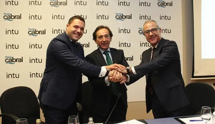 Rub&eacute;n P&eacute;rez, presidente de la Asociaci&oacute;n de Comerciantes y Hosteleros de la Zona N&aacute;utico de Vigo; Salvador Arenere, consejero de Intu Eurofund; y Anxo M&eacute;ndez, gerente de la Asociaci&oacute;n de Comerciantes y Hosteleros Vigovello.