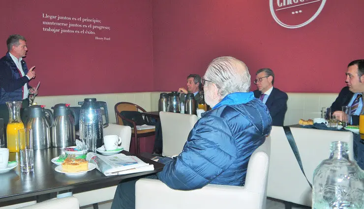 Desayuno del Foro de Urbanismo e Infraestructuras./C&Iacute;RCULO.