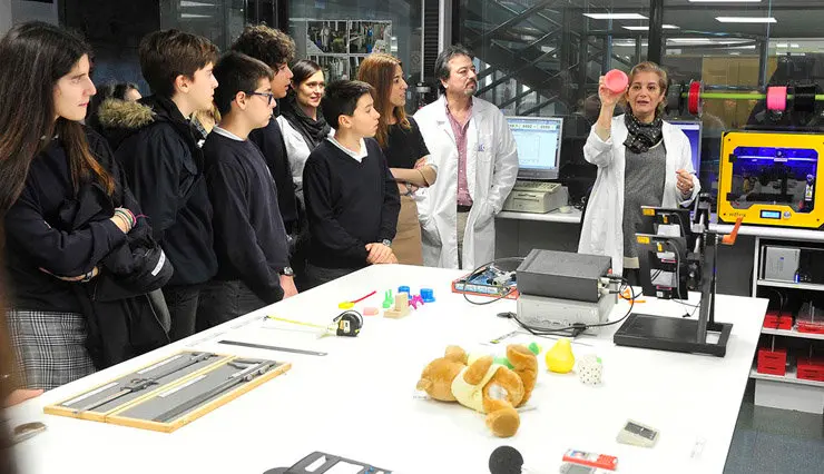 A directora xeral de Comercio e estudantes do CPR Pluriling&uuml;e Compa&ntilde;&iacute;a de Mar&iacute;a da Coru&ntilde;a no Laboratorio de Consumo de Galicia./M.FUENTES.