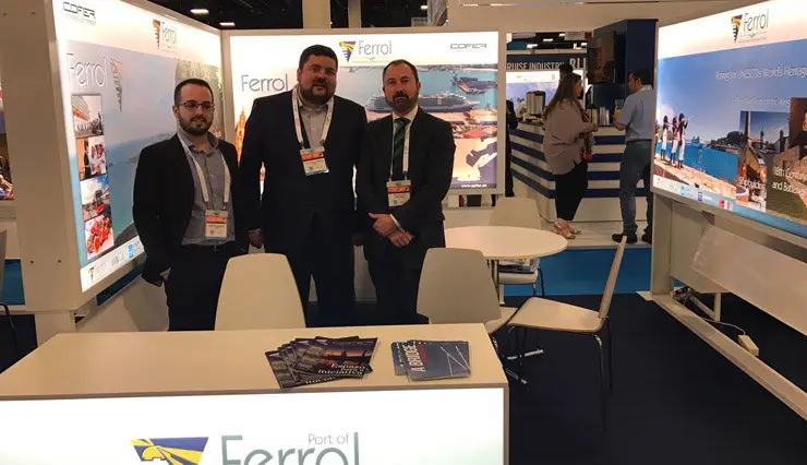 El presidente de AJE Ferrolterra, el presidente de COFER y el jefe del Departamento Comercial de la Autoridad Portuaria de Ferrol, en la Seatrade Cruise Global.