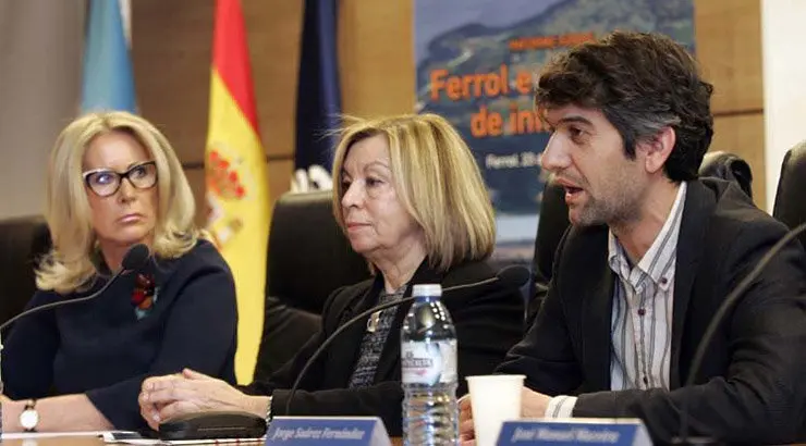 La presidenta del Consello Econ&oacute;mico Social, la vicerrectora y el alcalde de Ferrol, en la presentaci&oacute;n del informe en el sal&oacute;n de actos del Campus Industrial de la UDC./K.DELGADO.
