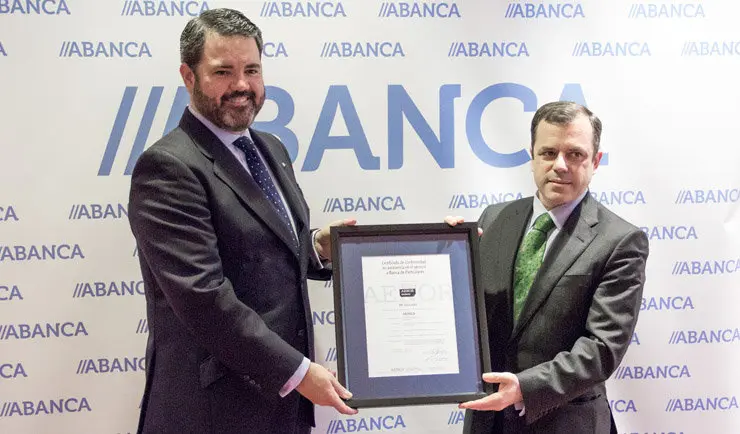 Entrega del certificado de AENOR a Abanca.