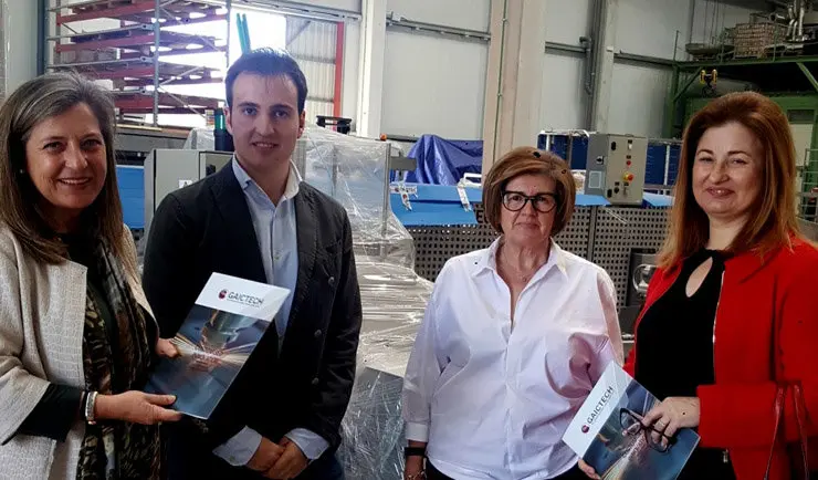 La delegada de Zona Franca con directivos de Triomachine.