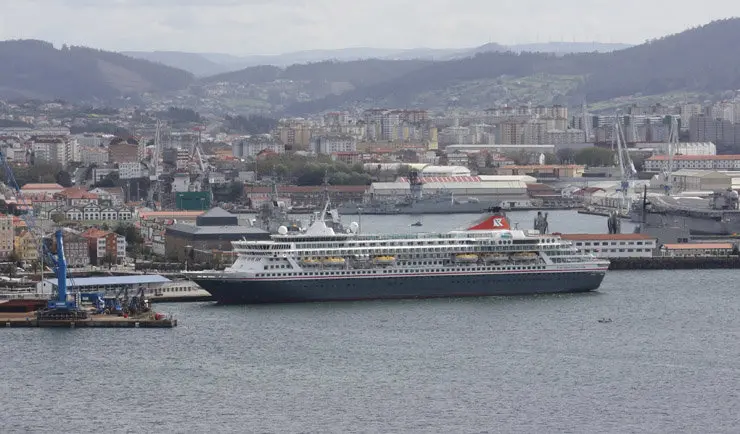 El "Balmoral", en una escala anterior en el Puerto de Ferrol.