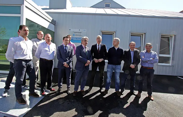 O conselleiro de Econom&iacute;a participou na inauguraci&oacute;n do viveiro industrial de Boiro./L.POLO.