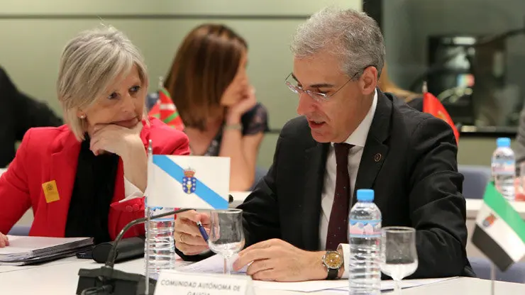 La directora xeral de Emprego de la Xunta y el conselleiro de Econom&iacute;a, en la conferencia sectorial celebrada en Madrid.