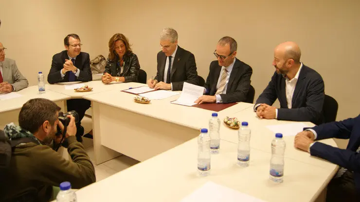 Firma del convenio entre el conselleiro de Econom&iacute;a y el alcalde de Ourense en la sede de la empresa Distribuciones E.Carballo./P.L.