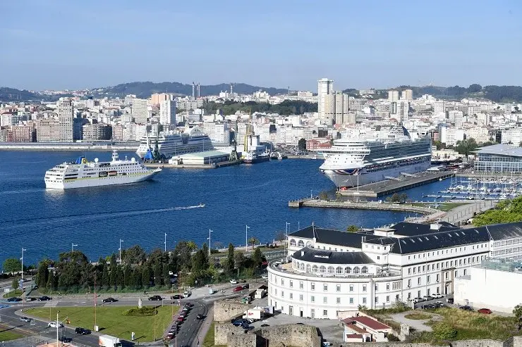 Los tres cruceros que visitaron este jueves el Puerto de A Coru&ntilde;a.