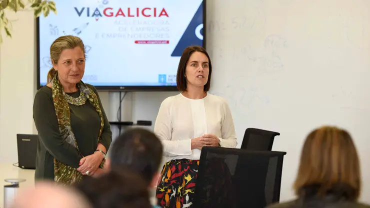 Teresa Pedrosa y Patricia Argerey en su visita a V&iacute;aGalicia./P.HERN&Aacute;NDEZ GAMARRA.