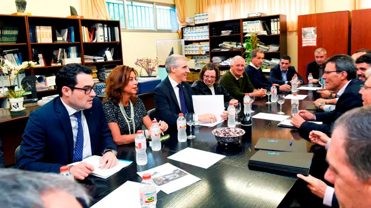 Reuni&oacute;n del conselleiro de Econom&iacute;a con miembros del Cl&uacute;ster de la Pizarra en Carballeda de Valdeorras.