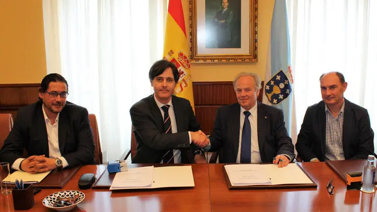 El presidente de la Autoridad Portuaria de Ferrol-San Cibrao, Jos&eacute; Manuel Vilari&ntilde;o Anca, y el representante de la UTE Copasa S.A., Ogmios S.L. y Geotunel, Jos&eacute; Mar&iacute;a Roig firmaron el contrato.