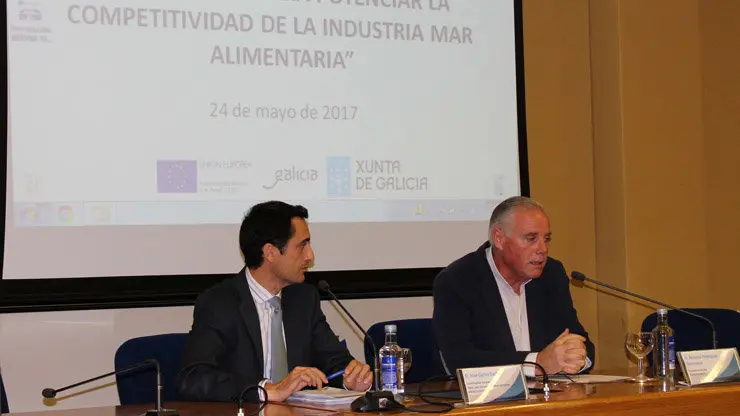 Representantes de ANFACO y la Conseller&iacute;a do Mar en un momento de la jornada.