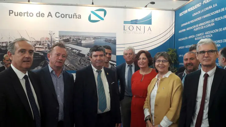 La conselleira do Mar en su visita al stand del Puerto de A Coru&ntilde;a en Expomar.