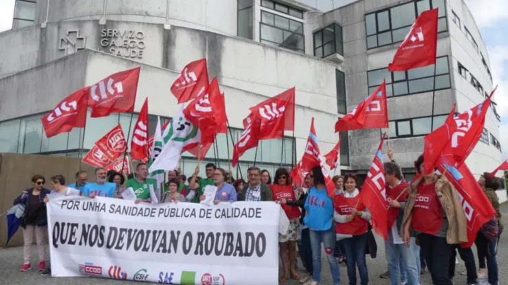 Concentraci&oacute;ns dos delegados sindicais fronte &aacute; sede do Sergas en San L&aacute;zaro, Santiago.