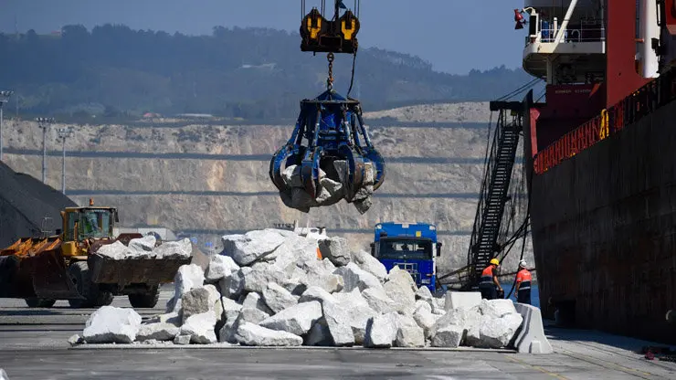 Operaci&oacute;n de embarque de bloques de granito en Punta Langosteira.