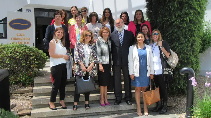Asociadas de Executivas de Galicia con el presidente del Club Financiero Atl&aacute;ntico.