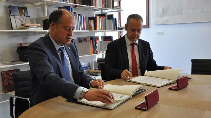 Salustiano Mato y Manuel Pellicer, en la firma del convenio./DUVI.