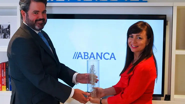 Luis Beraza de Diego y Elena Alfaro, en la sede madrile&ntilde;a de Abanca.
