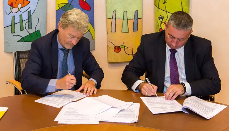 V&iacute;ctor J&aacute;uregui y Jos&eacute; Antonio S&aacute;nchez firmaron el acuerdo entre Club Financiero de Vigo y Gas Natural Fenosa./P.CANDAMIO.