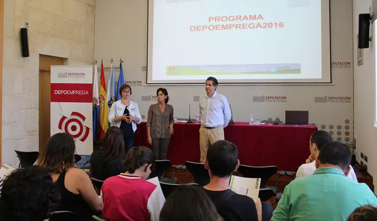 A diputada Montse Magallanes entregou os diplomas do DepoEmprega 2016.